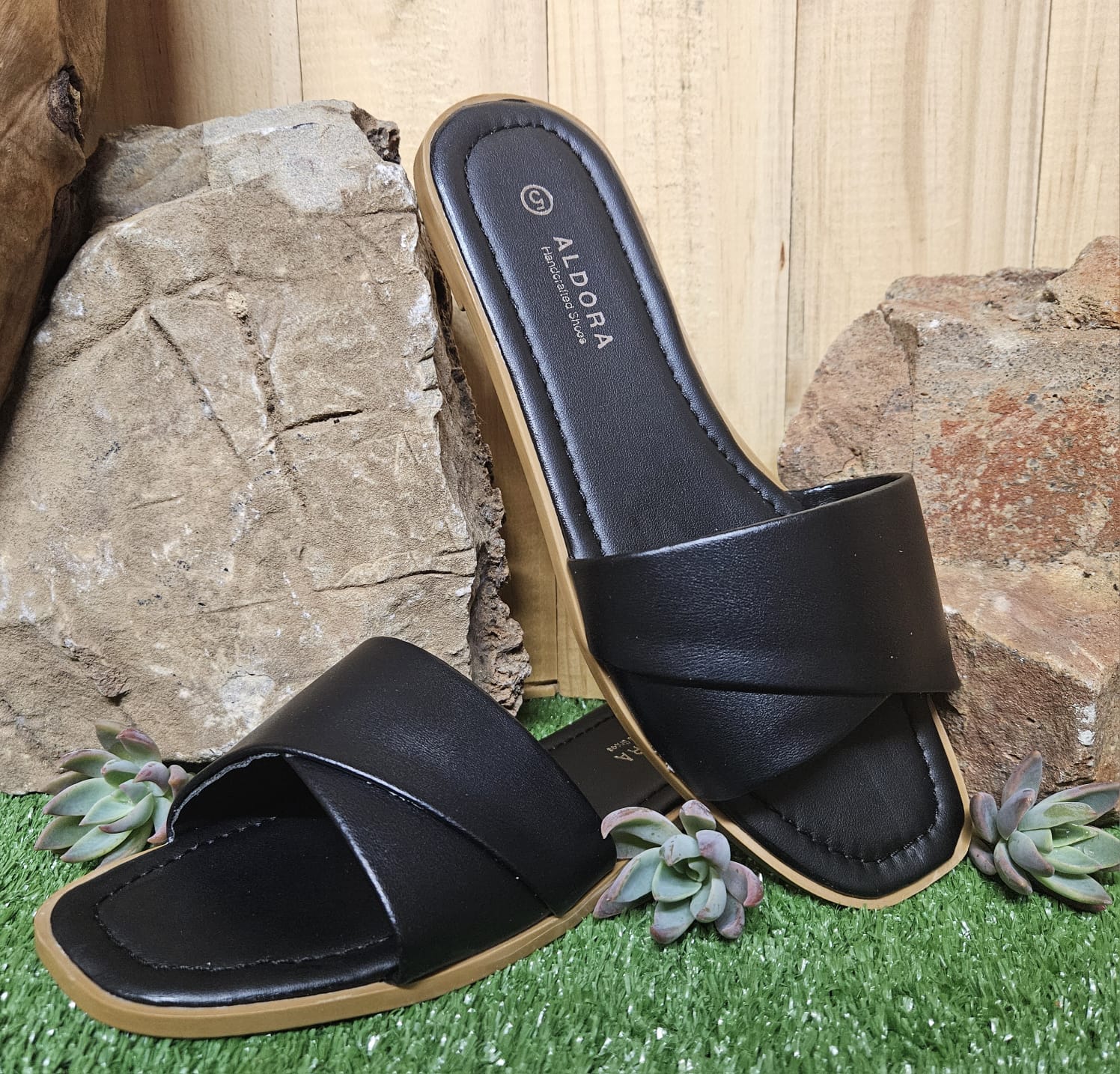 Aldora plakkie black